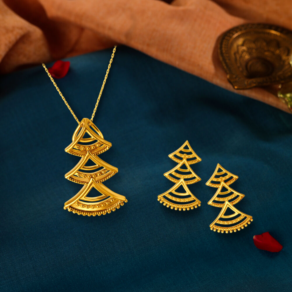 Buy TANISHQ 5125151WGABAP32BA900656 Majestic Antique Gold Pendant and Earrings  Set Online - Best Price TANISHQ 5125151WGABAP32BA900656 Majestic Antique  Gold Pendant and Earrings Set - Justdial Shop Online.