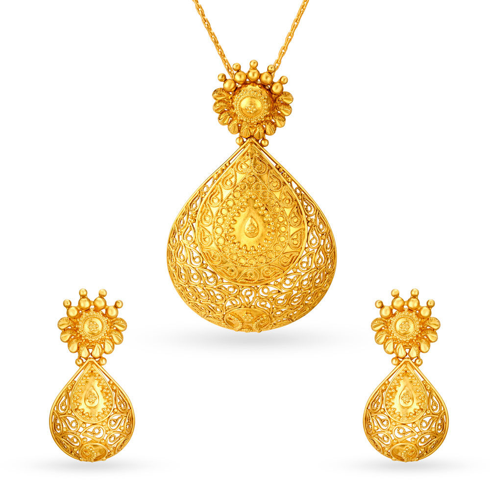 Tanishq Pendant Sets | Buy 18KT Gold & Diamond Pendant Sets Online in India  | Diamond pendant sets, Gold diamond pendant, Diamond pendant