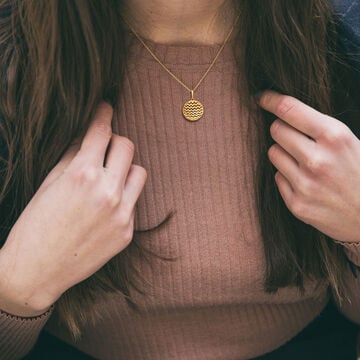 Edgy Wavy Gold Pendant with Chain