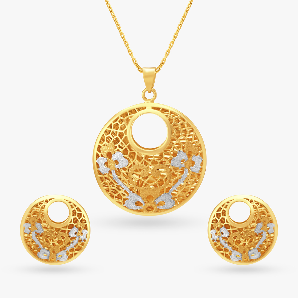 The Cierre Pendant With Earrings