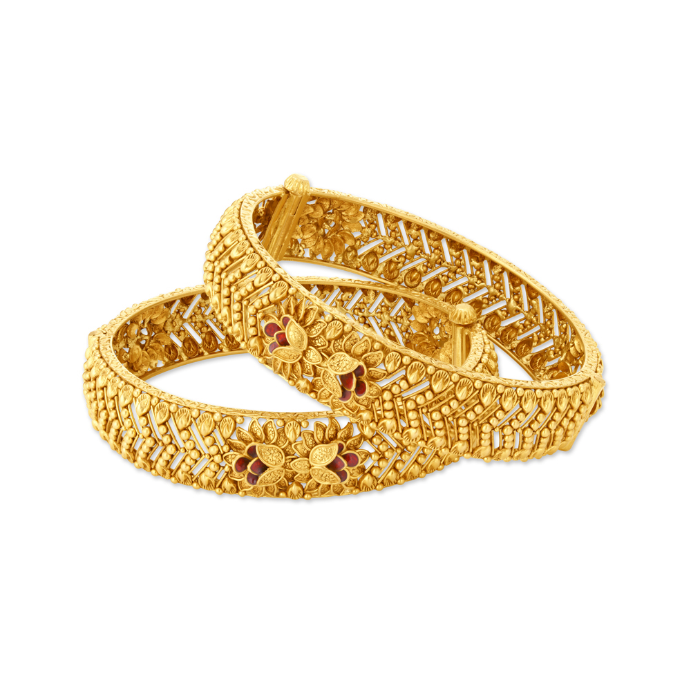 

Alluring Traditional Gold Bangle