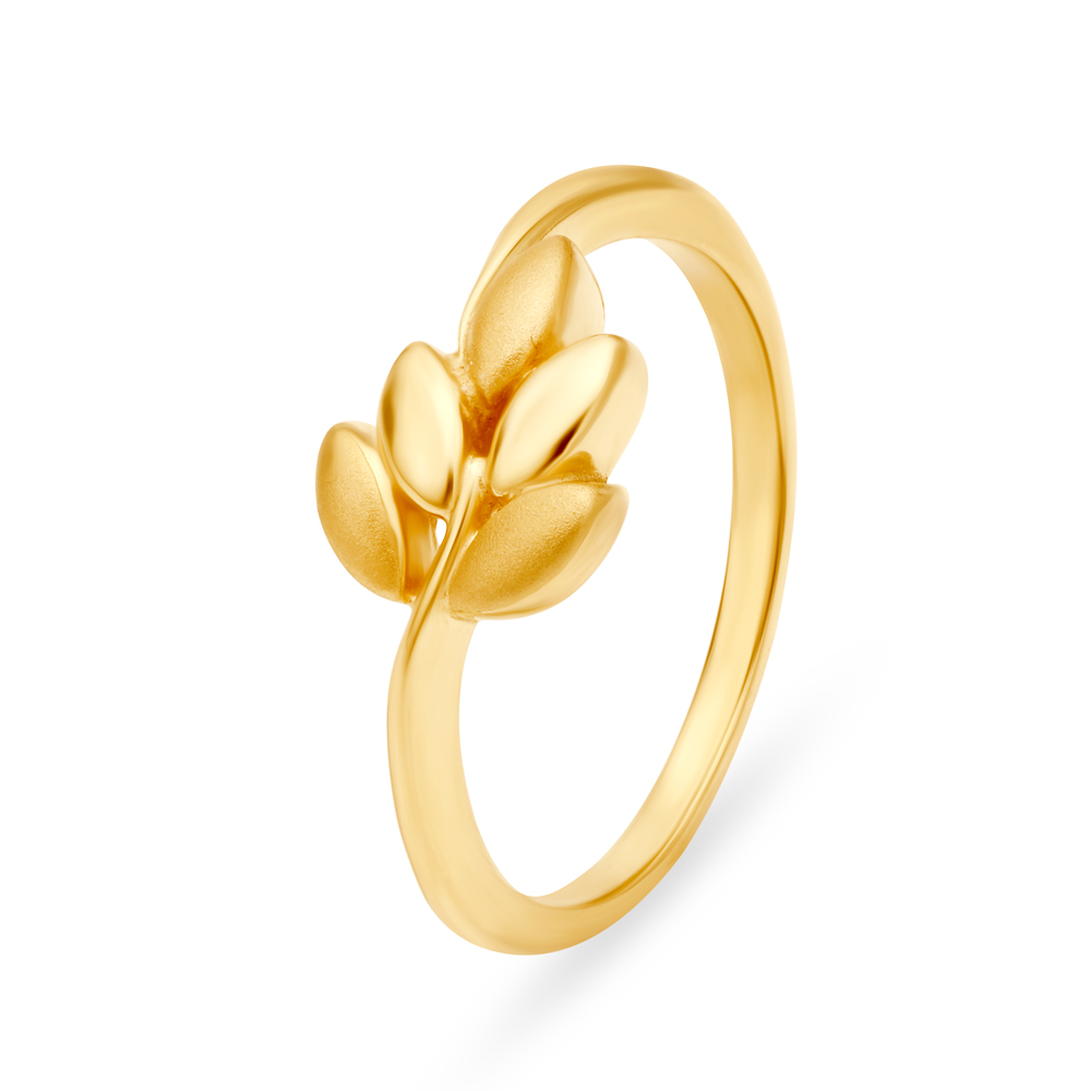 Entrancing Leaf Pattern Gold Finger Ring