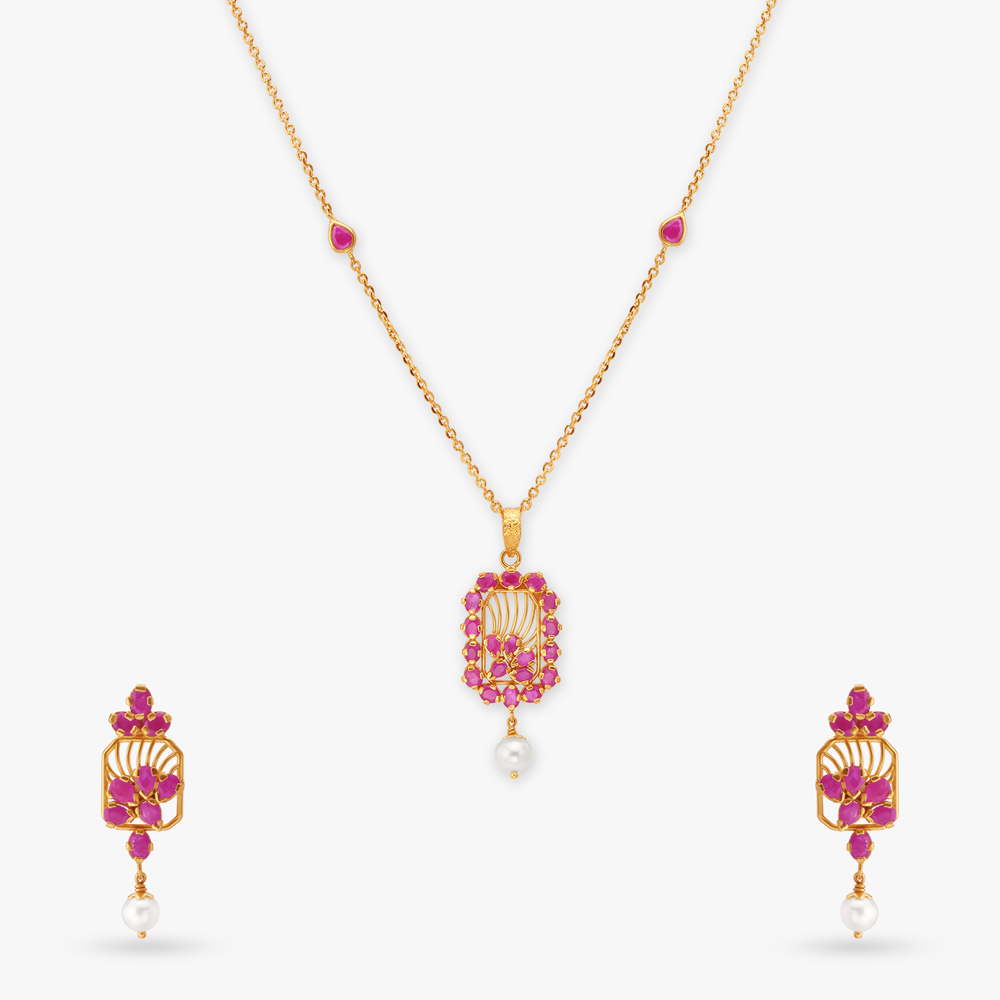 

Luxe Gold Pendant with Chain and Earrings Set