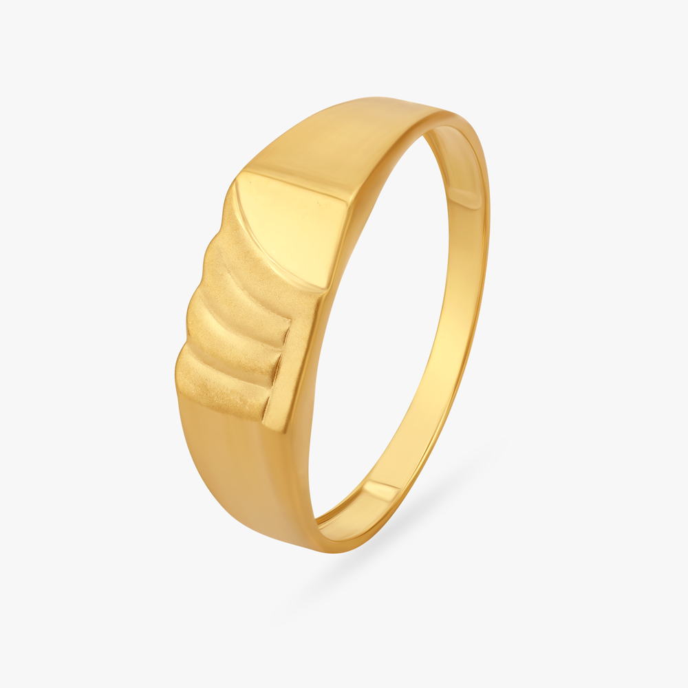 Fashionably Striking Gold Ring for Men