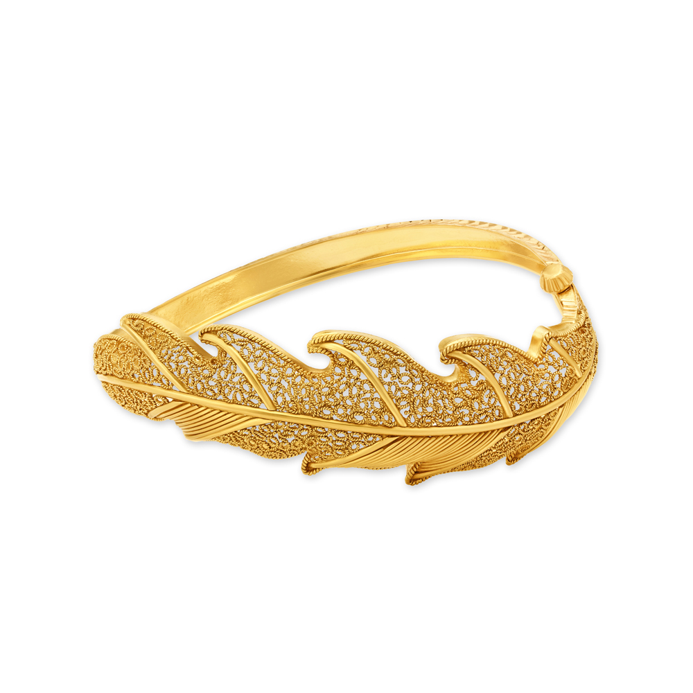 

Matchless 22 Karat Yellow Gold Feather Bangle