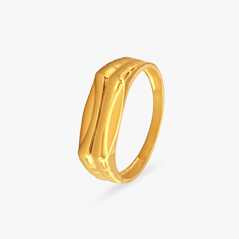 

Sculpted Strength Gold Finger Ring for Men