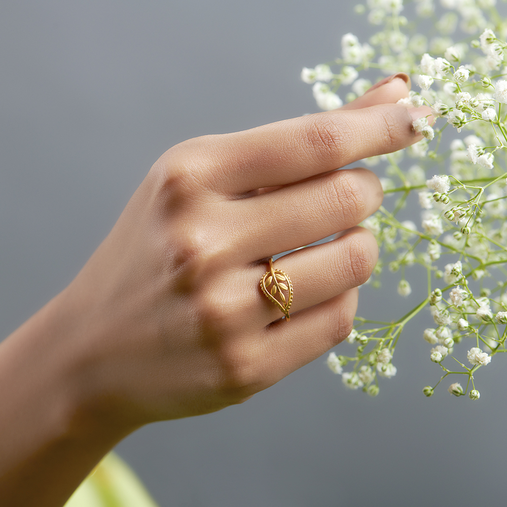 

Pleasing 22 Karat Yellow Gold Leaf Pattern Finger Ring