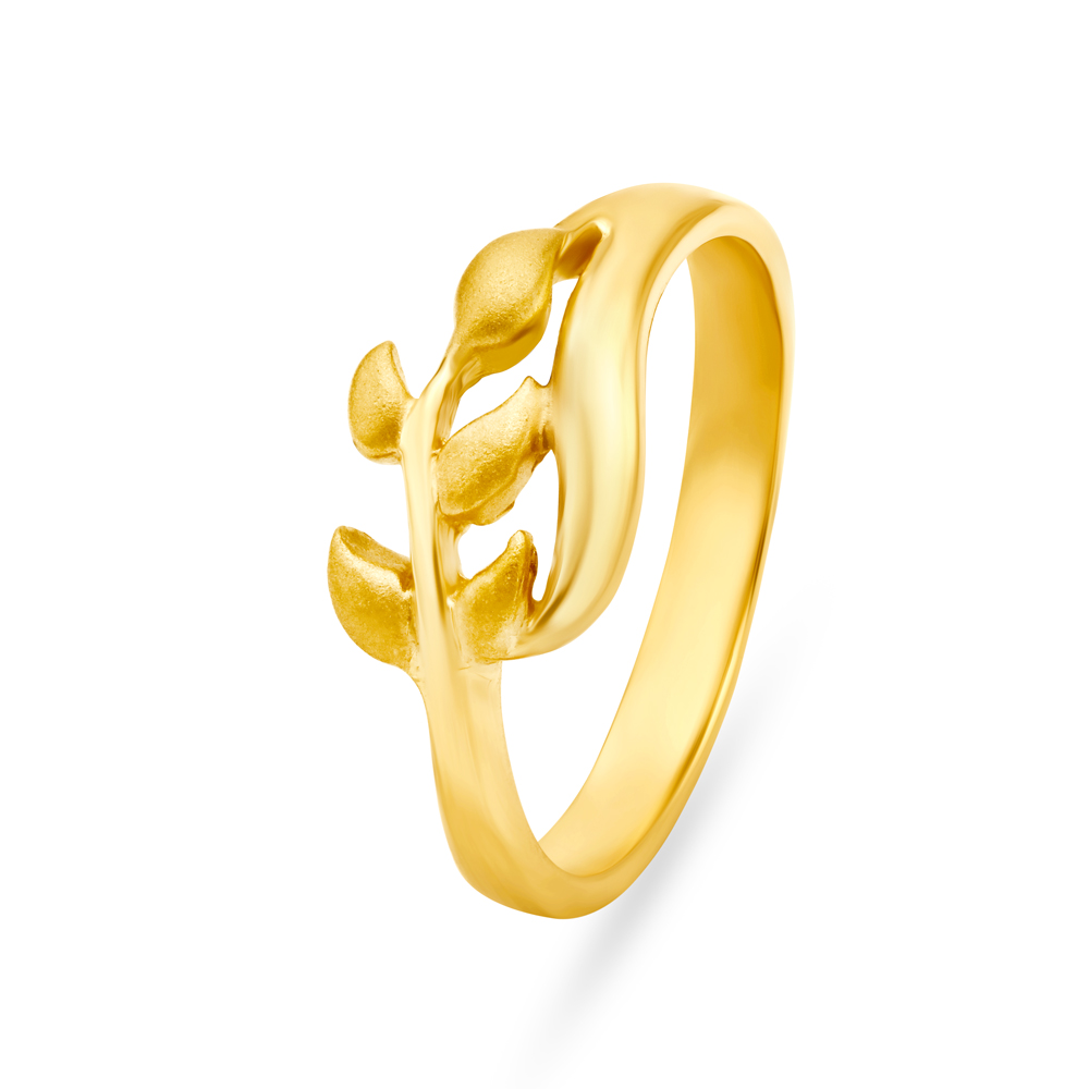 Entrancing Leaf Pattern Gold Finger Ring