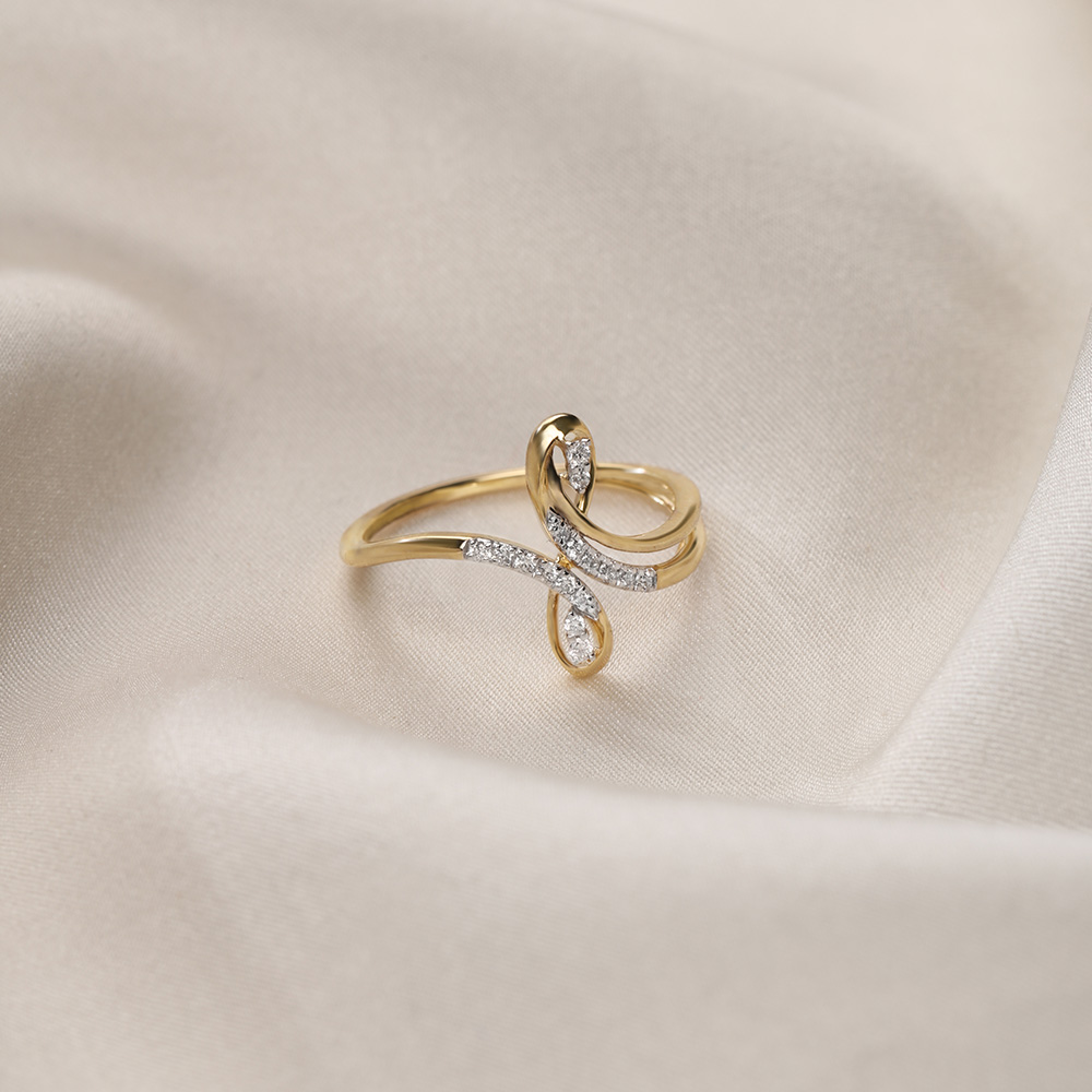 Flowing Sparkle 14 Kt Gold & Diamond Finger Ring