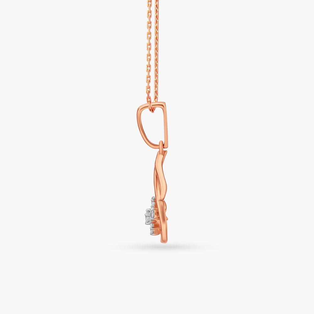 

Chic Rose Gold Pendant With Diamonds