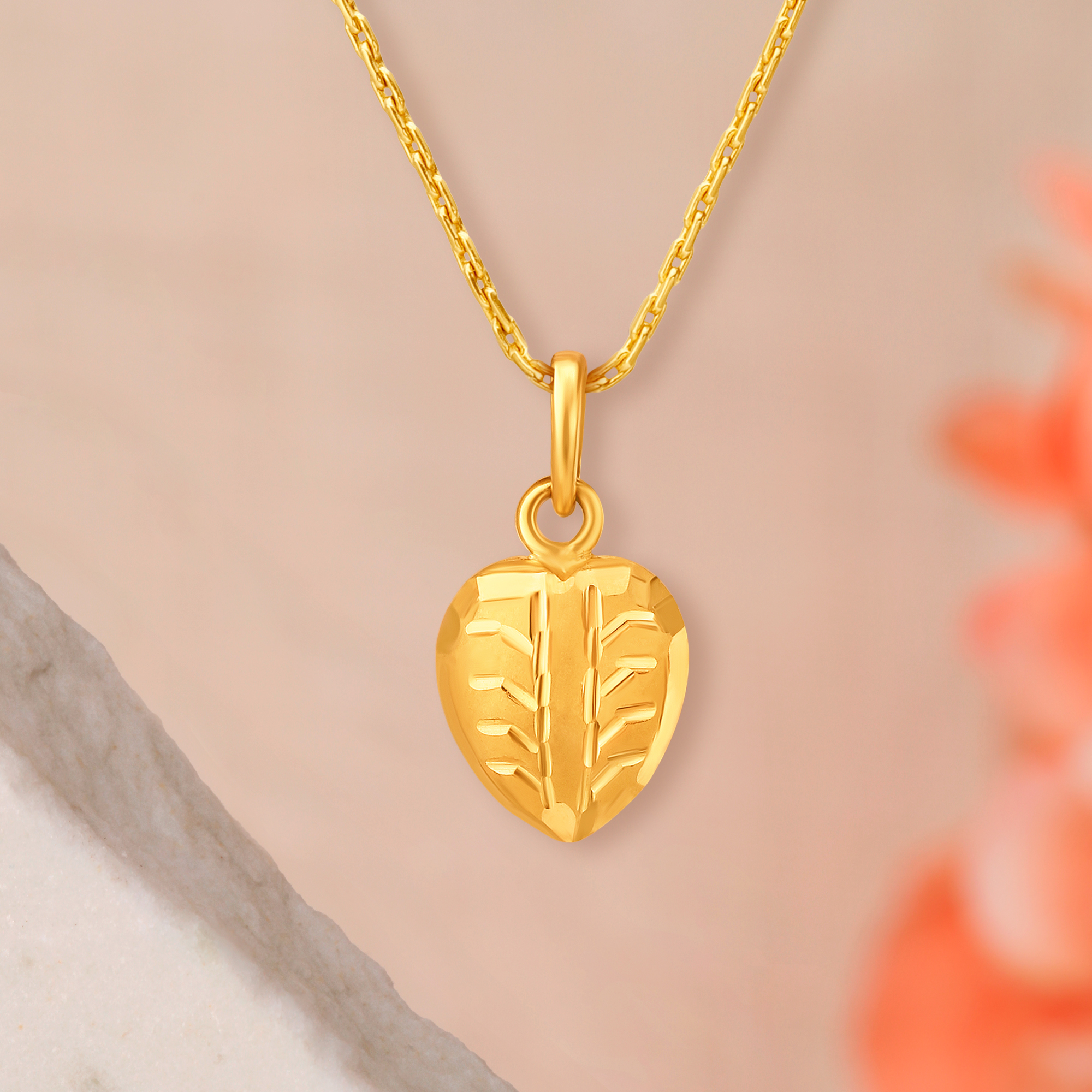 

Minimalistic Leaf Motif Gold Pendant