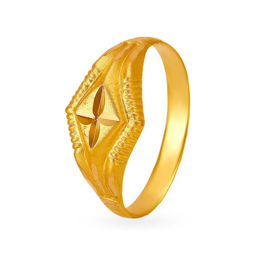 Entrancing Leaf Pattern Gold Finger Ring