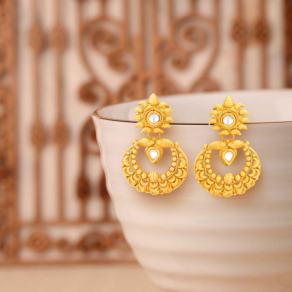 Kundan with uncut diamonds necklace by Tanishq  Mughal jewelry Gold  jewelry sets Bridal jewelry