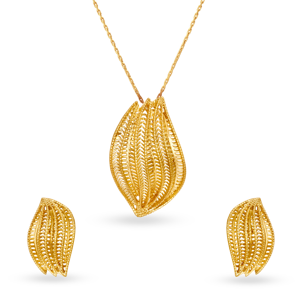 

Modish Yellow Gold Spathe Pendant and Earrings Set