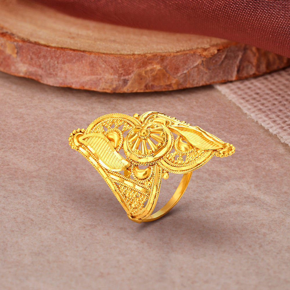 Entrancing Leaf Pattern Gold Finger Ring